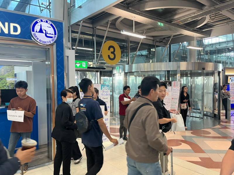 Taxi pickup at Bangkok Suvarnabhumi airport exit 3