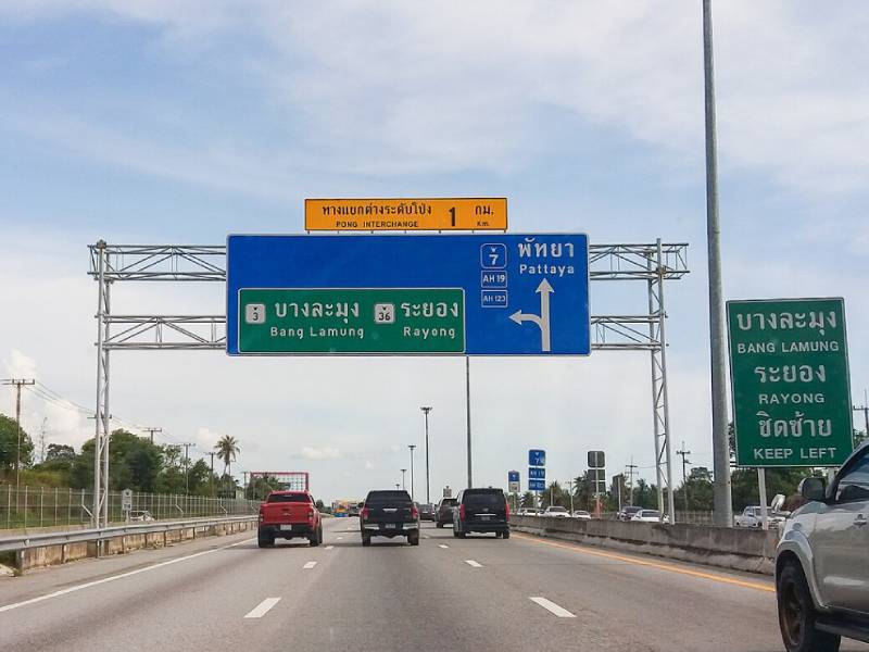 Taxi Bangkok to Pattaya highway transfer Thailand